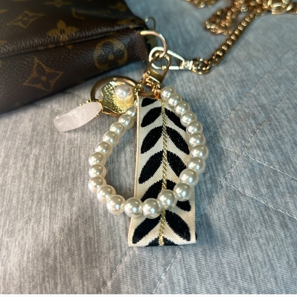 Chic Faux Pearl & Clear Quartz Crystal Bag Keychain with Gold Hardware - Picture 2 of 6